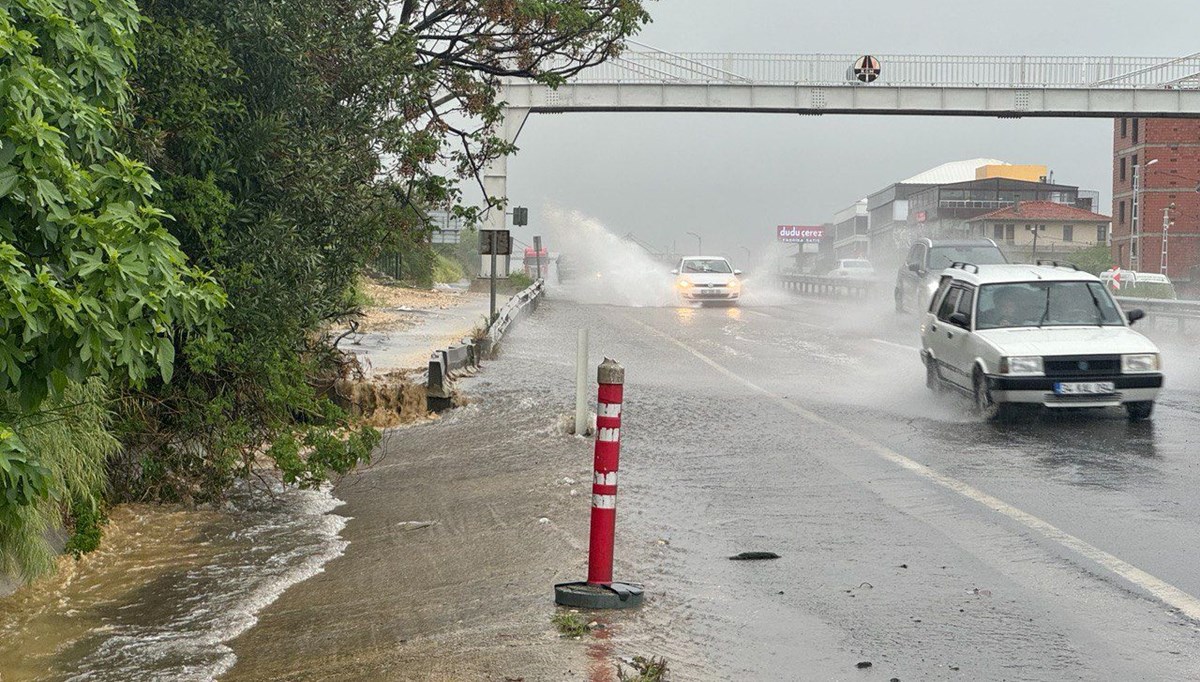 Fırtına ve sağanak İstanbul trafiğini vurdu
