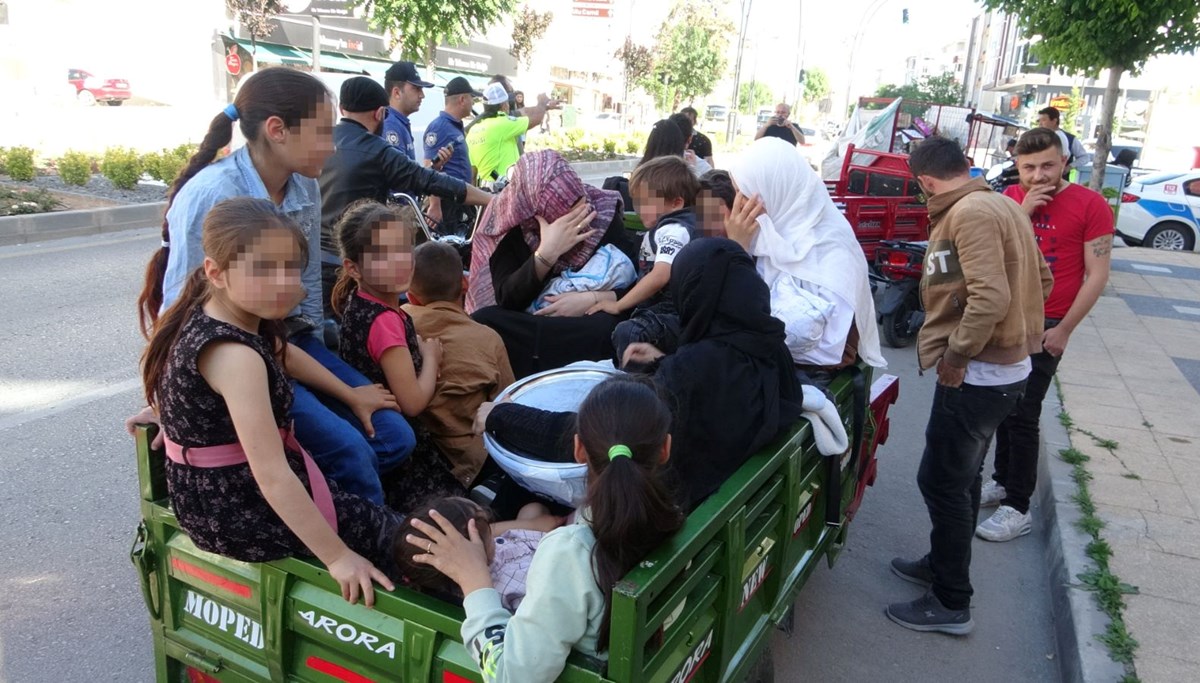 Minibüs gibi motosiklet: 2’si bebek 8’i çocuk tam 16 kişi bindi