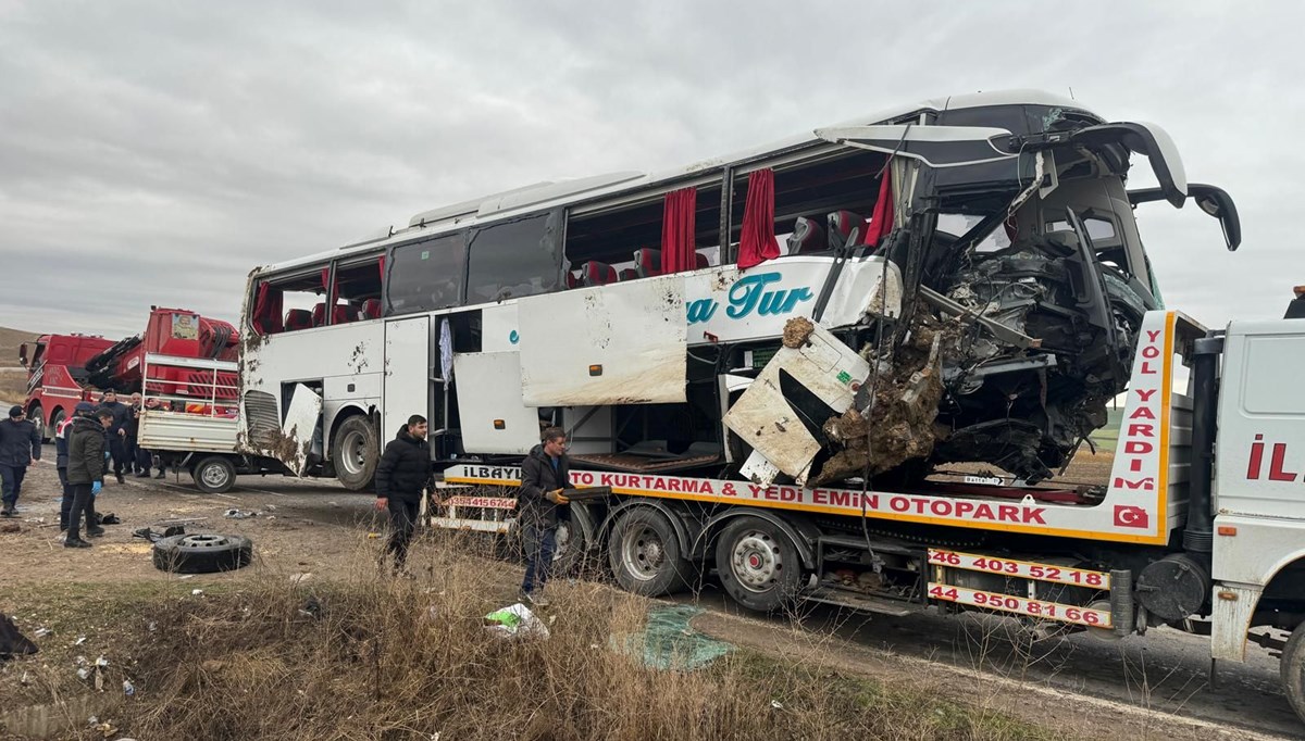 Yozgat'ta yolcu otobüsü devrildi: 2 ölü, 17 yaralı