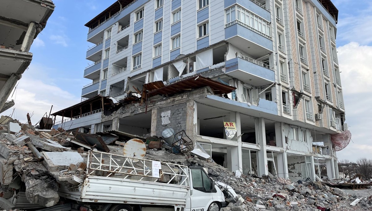 Gaziantep'te ağır hasarlı binalardan eşya alımı durduruldu