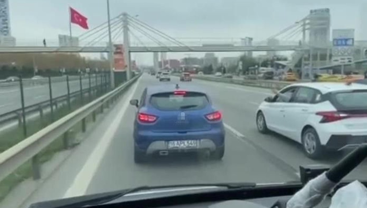 İstanbul'da ambulansa yol vermeyen sürücü kamerada