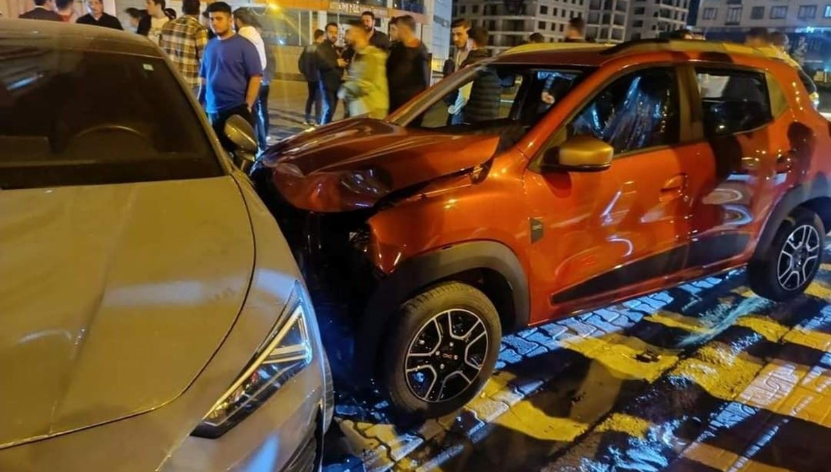 Mardin'de alkollü sürücü, yaya ve park halindeki araca çarptı: 1 yaralı
