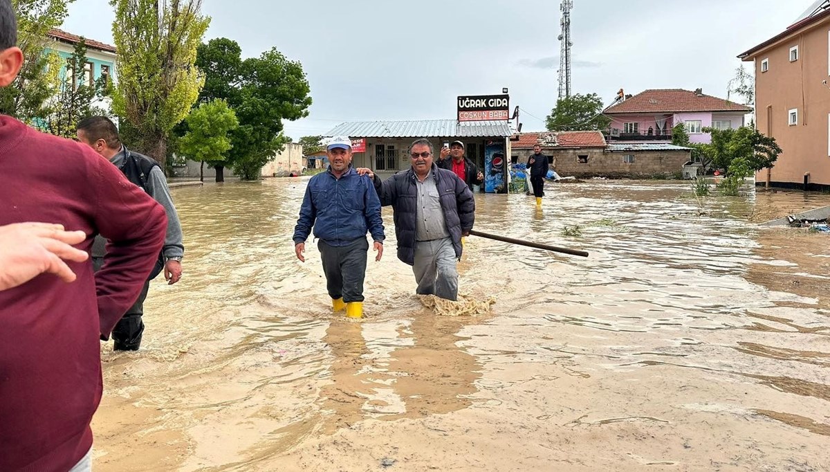 Konya'da sağanak su baskınlarına neden oldu