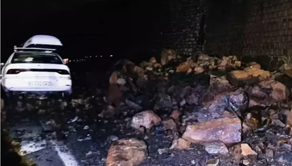 Bitlis'te heyelan: Kaya parçaları otomobile isabet etti