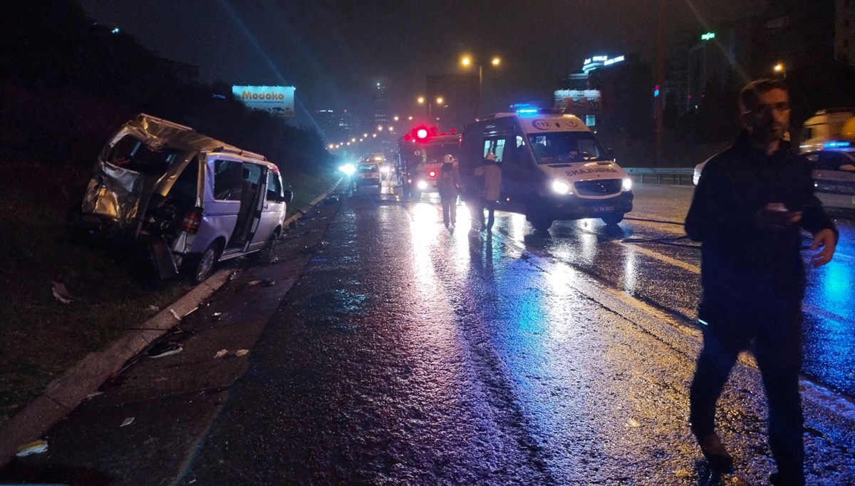 TEM Otoyolu'nda İETT otobüsü park halindeki minibüse çarptı