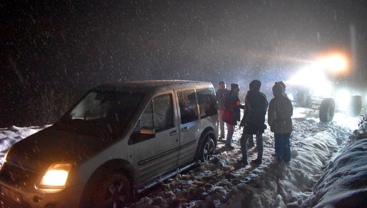 Bitlis'te kar ve tipi nedeniyle yolda mahsur kalanlar kurtarıldı
