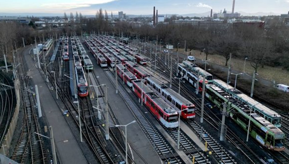 Almanya'da 90 bin toplu taşıma işçisi yaşamı durdurdu