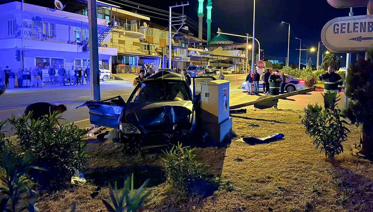 Aydın'da direğe çarparak savrulan otomobilde 4 kişi yaralandı
