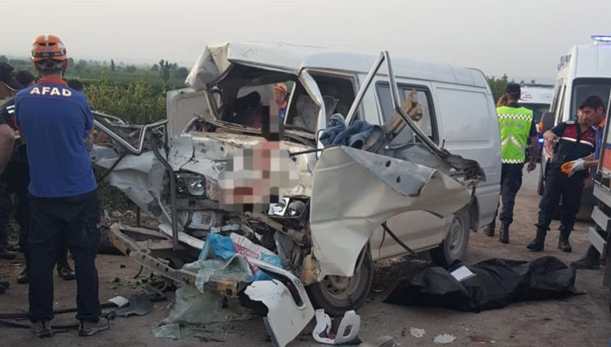 Adana'da minibüs ile belediye otobüsü çarpıştı: 3 ölü, 10 yaralı