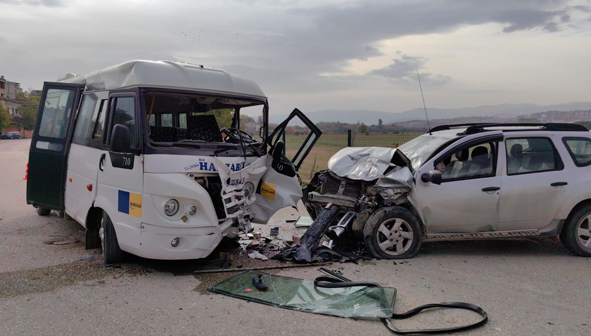 Bursa'da cip yolcu minibüsüne çarptı: 11 yaralı