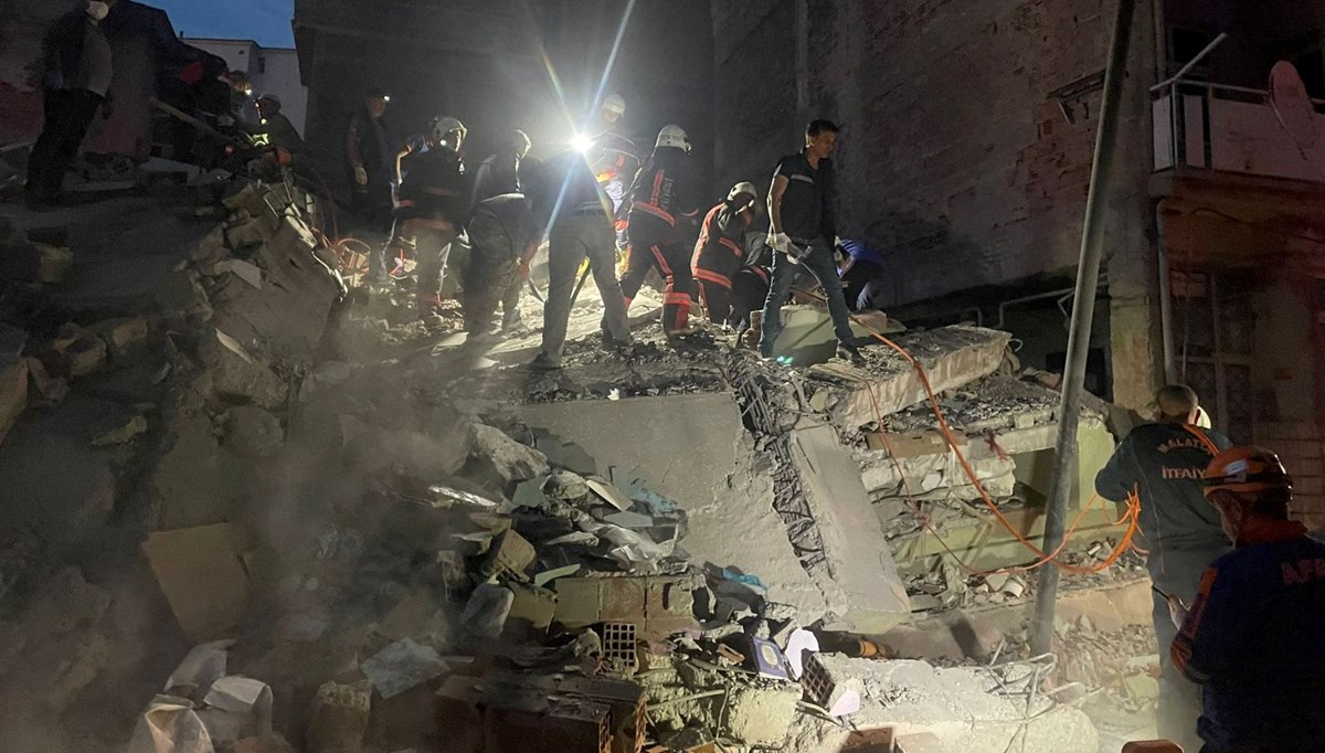 Malatya'da ağır hasarlı bina çöktü: Enkazdan acı haber