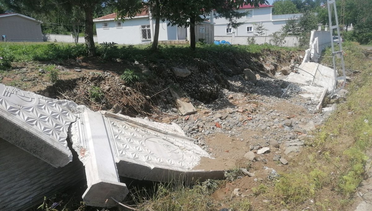 Samsun'da sağanak nedeniyle biriken su duvarı yıktı