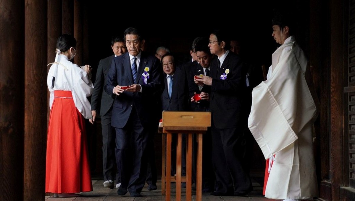 Japonya'daki tartışmalı tapınak: iktidar ve muhalefet heyeti ziyarete gitti