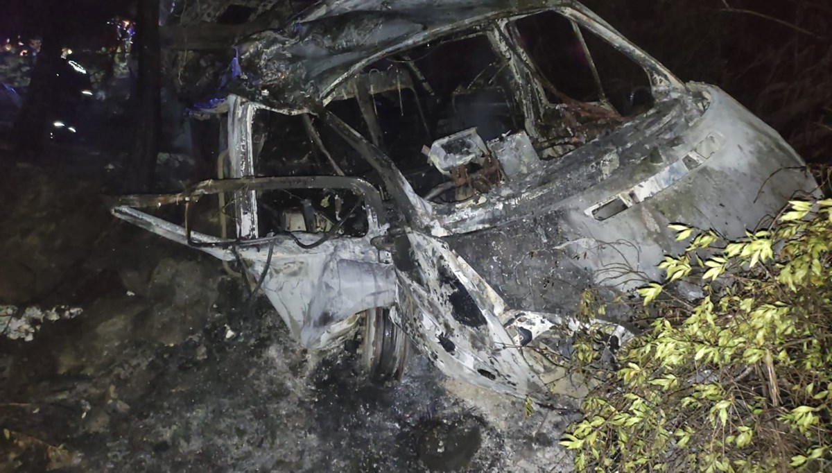 Adana'da korkunç kaza: Uçuruma devrilip yanan minibüsteki 3 kişi öldü, 18 kişi yaralandı