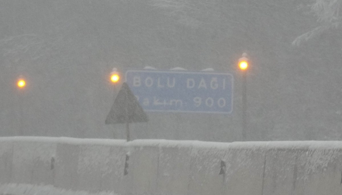 Bolu Dağı geçişinde kar yağışı