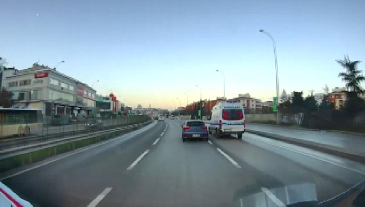 İstanbul'da otomobili ambulansın üzerine sürdü