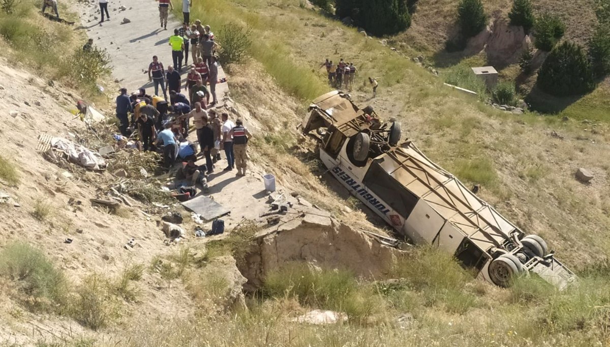 Kars'ta yolcu otobüsü şarampole devrildi: 7 ölü, 23 yaralı