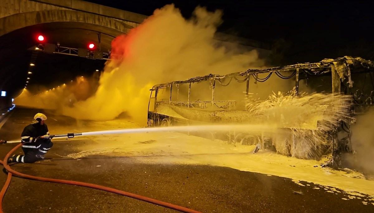 Orhangazi Tüneli'nde yolcu otobüsü alev alev yandı