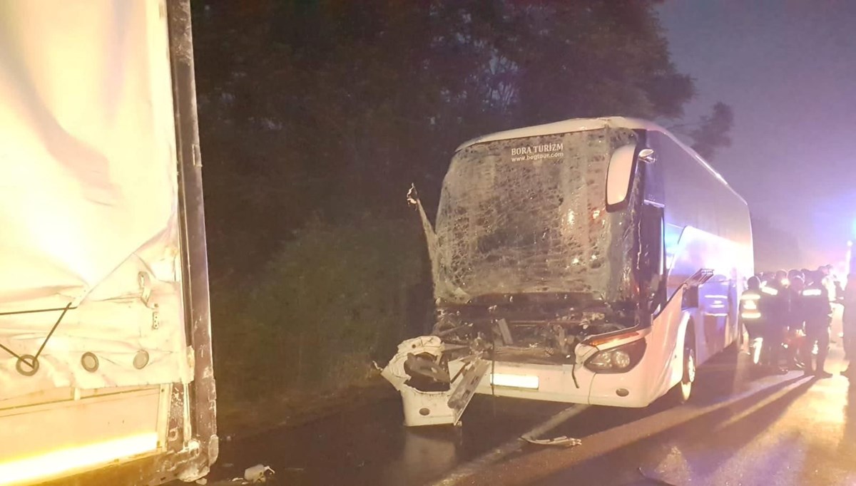 Sakarya'da AK Partili seçmenleri taşıyan otobüs TIR'a çarptı: 28 yaralı