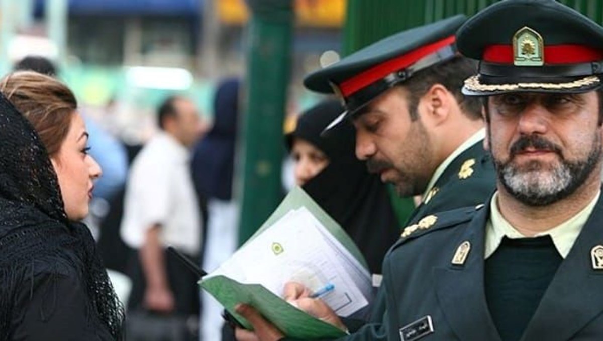 İran'da polisler kameralı görev yapacak