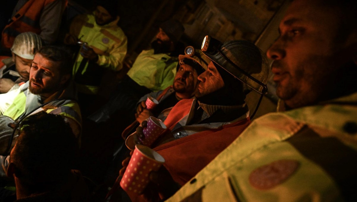 Madenciler enkazın 8 metre altından depremzedeyi kurtardılar