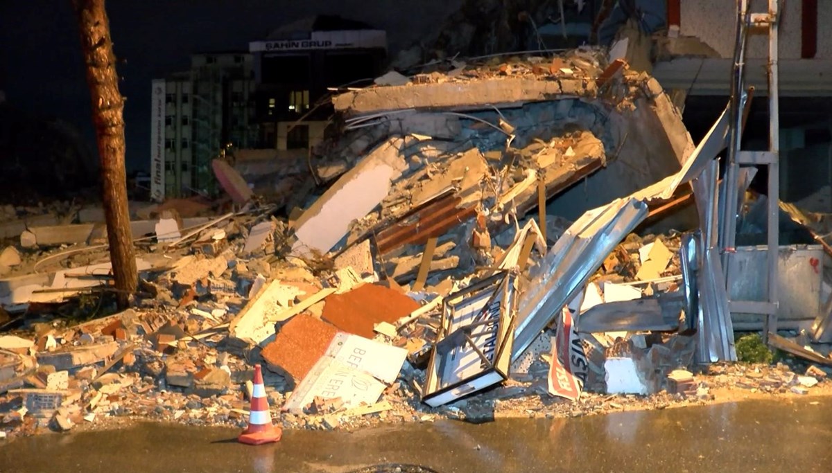 Maltepe'de yıkımı yapılan 5 katlı binada çökme: Sokak trafiğe kapatıldı