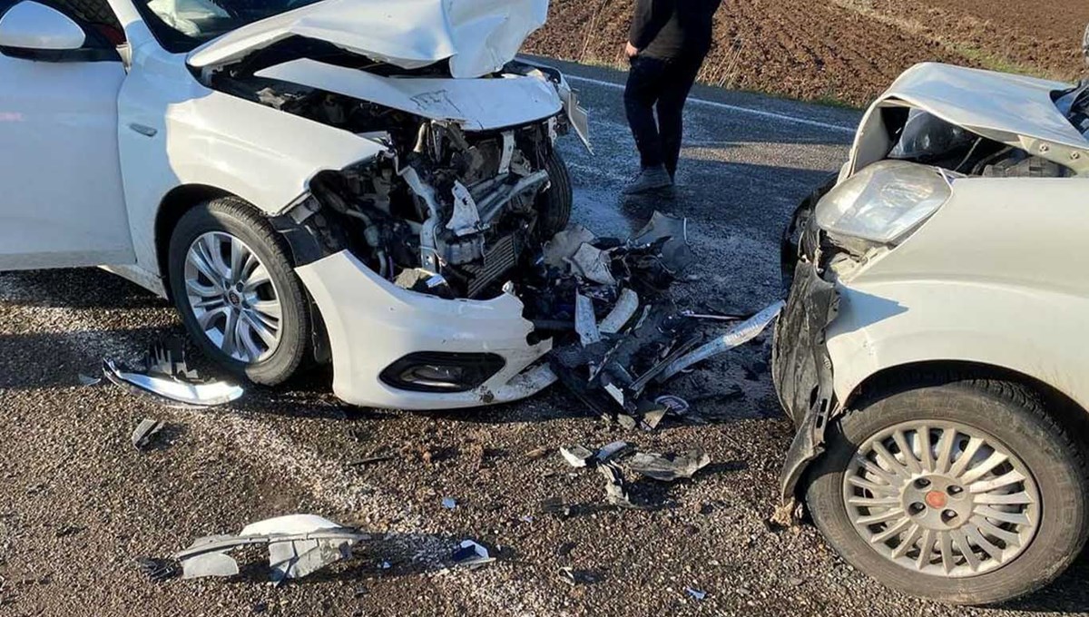 Diyarbakır'da otomobil ile hafif ticari araç çarpıştı: 1 çocuk öldü, 2 kişi yaralandı
