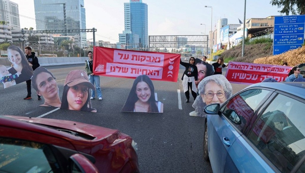 İsrailli kadınlar rehineler için yol kapattı: Anlaşma hemen şimdi!