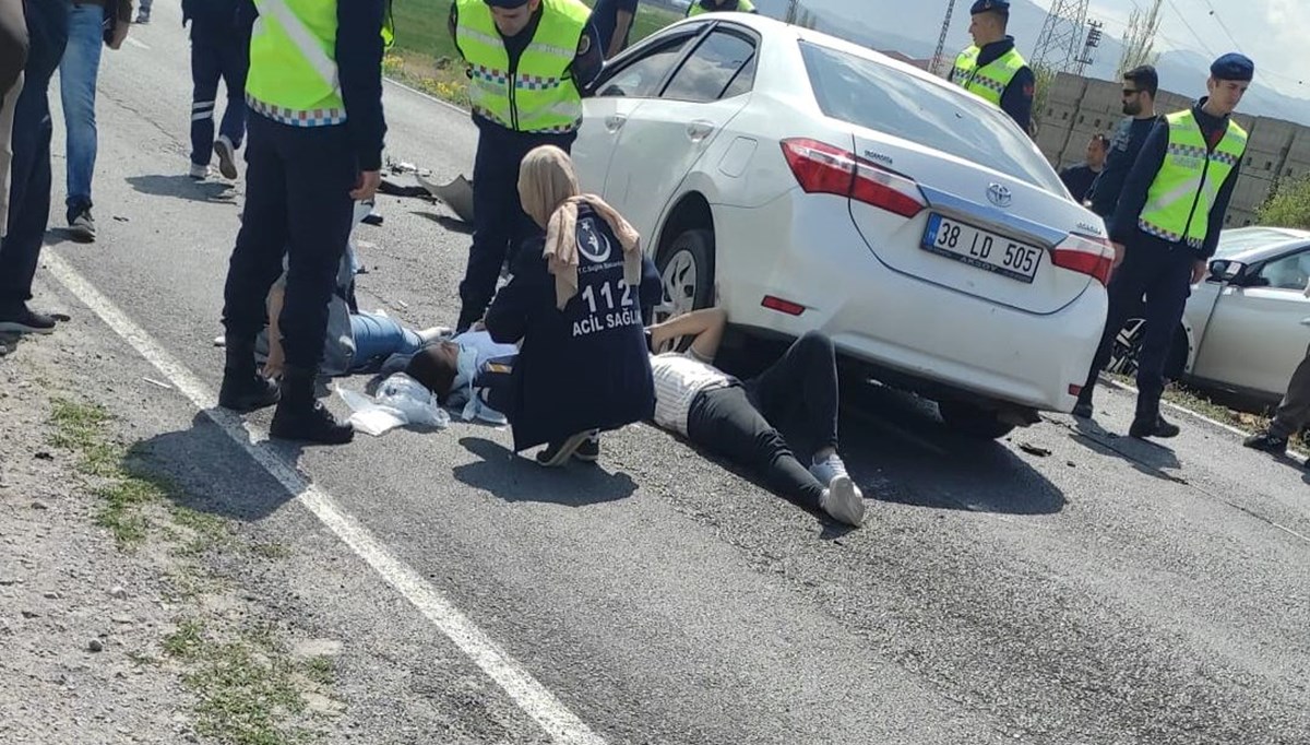 Kayseri’de iki otomobil kafa kafaya çarpıştı: 6 yaralı