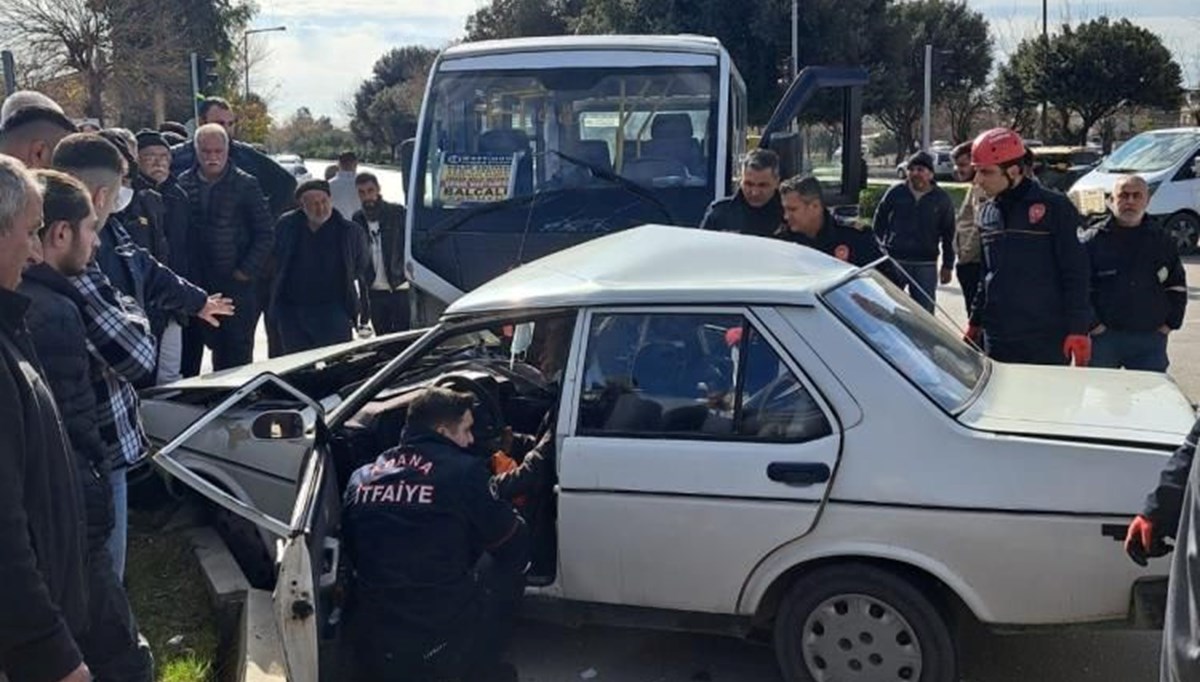 Adana'da minibüs ile otomobil çarpıştı: 9 yaralı
