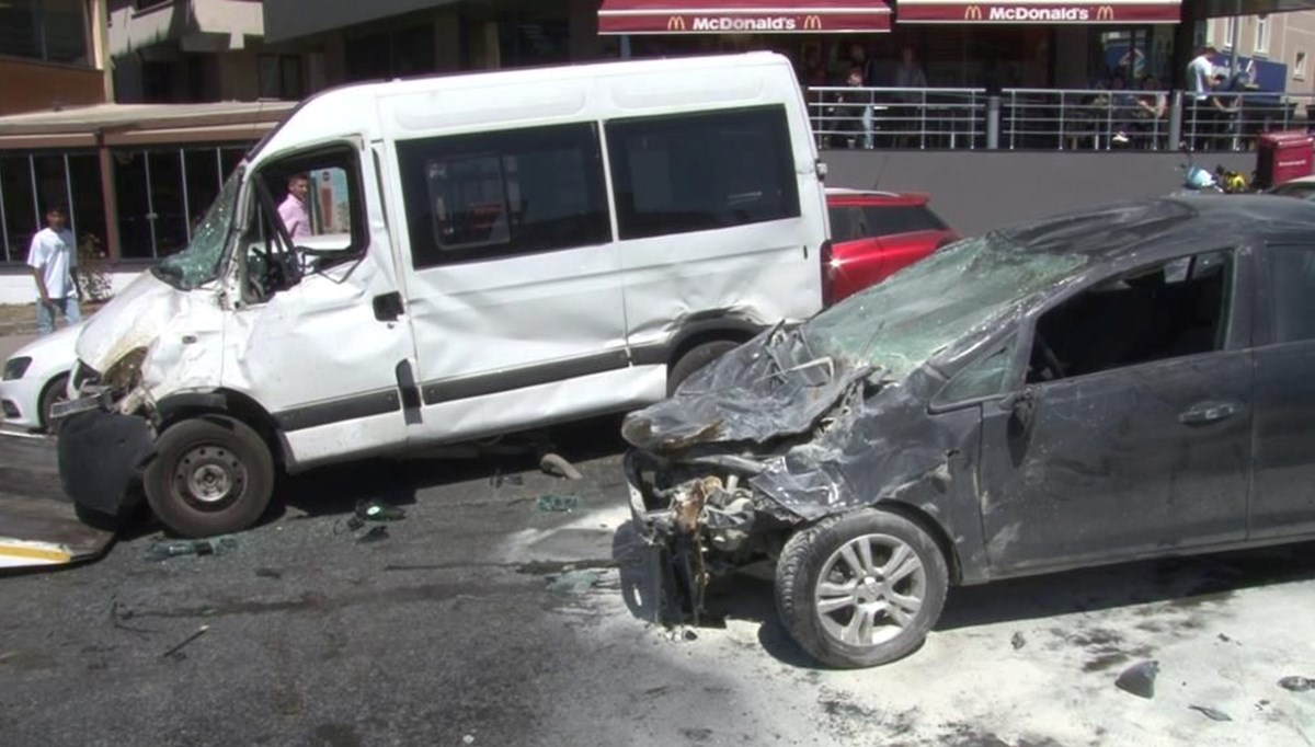 İstanbul'da servis aracı ile otomobil kafa kafaya çarpıştı: 3 yaralı