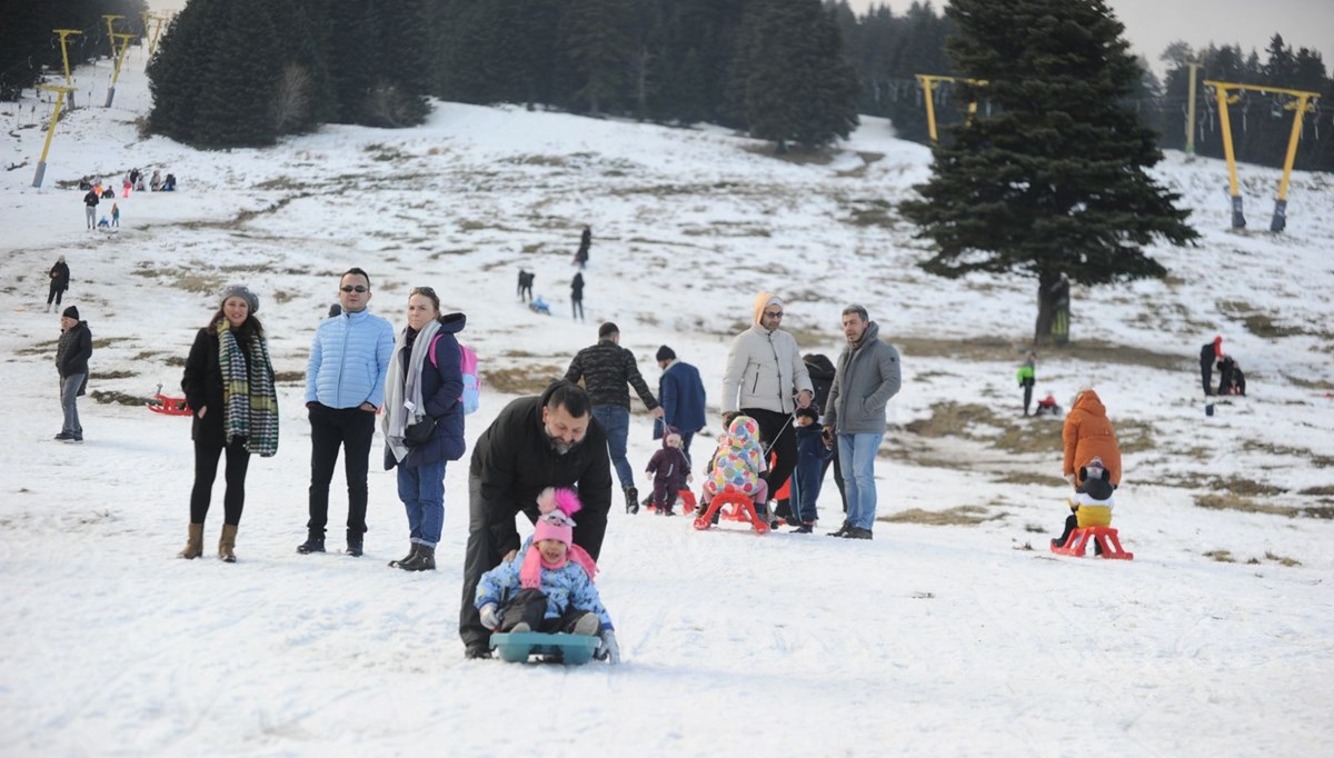 Yılbaşı hazırlıklarının tamamlandığı Uludağ’da tek eksik kar
