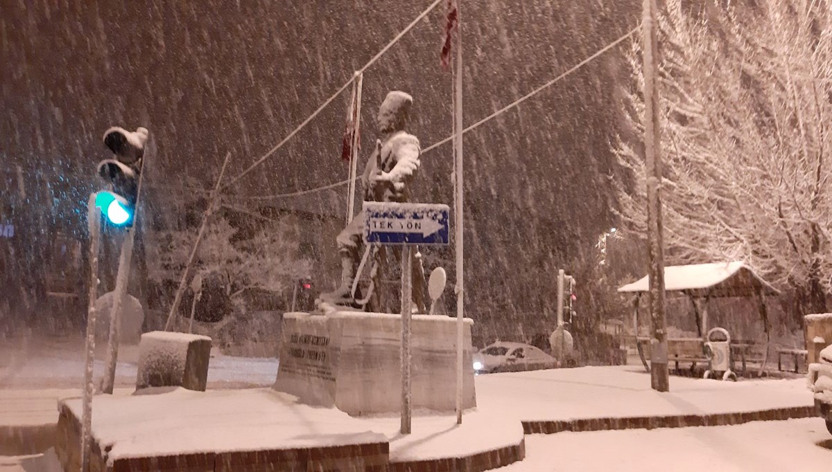 Adana ve Kahramanmaraş'ta kar yağışı başladı: 2 ilçede okullar tatil edildi
