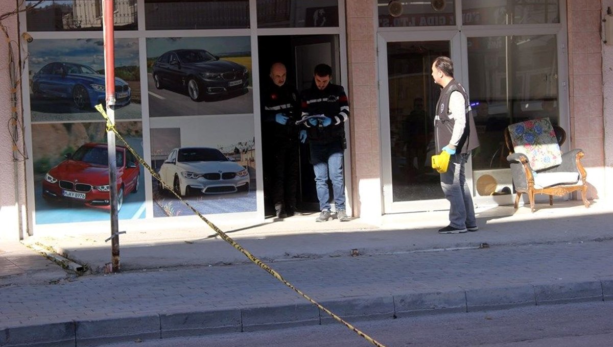 Sakarya'da oto galeriye silahlı saldırı: 1 kişi yaralandı