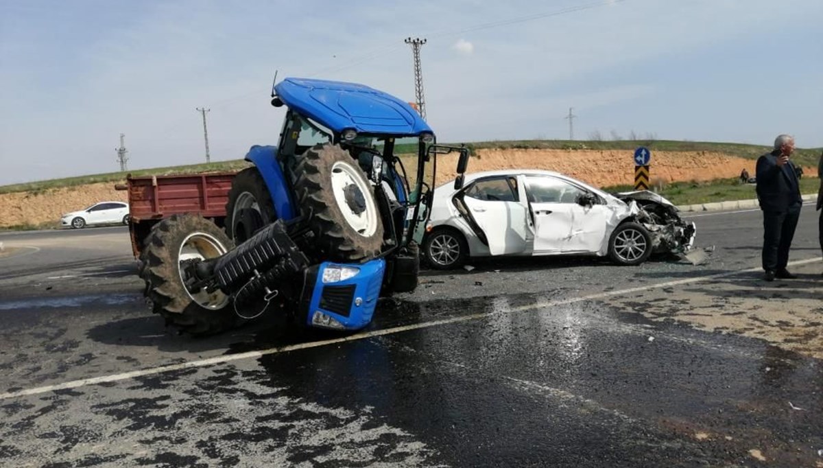 Diyarbakır'da otomobil ile traktör çarpıştı: 5 yaralı