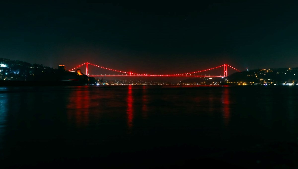 Kızılay Haftası’nda Türkiye'nin sembol yapıları kırmızıya büründü