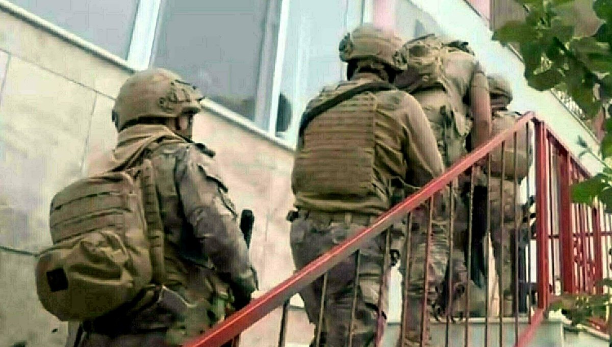 İzmir'de FETÖ operasyonu: 12 gözaltı