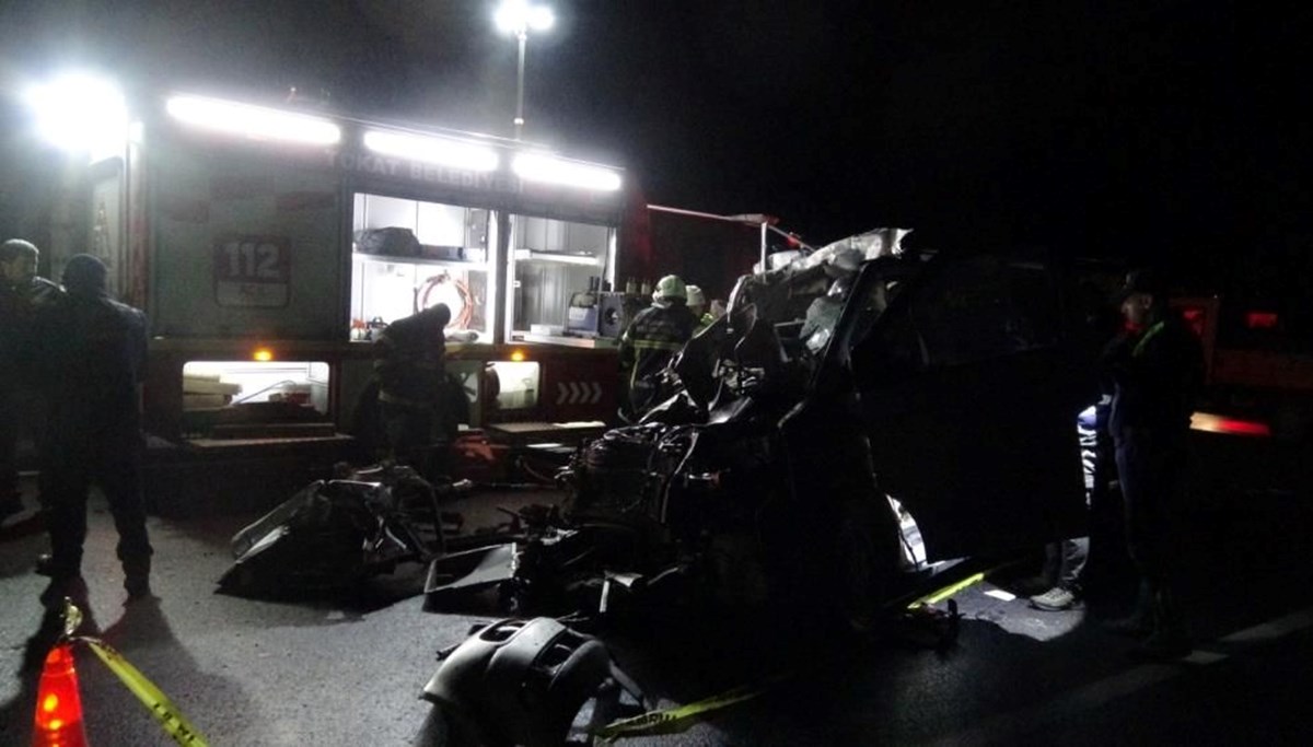 Tokat'ta katliam gibi kaza | Minibüs, kamyona çarptı: 5 ölü