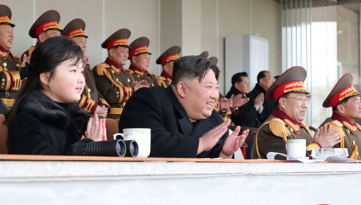 Kuzey Kore lideri Kim Jong-un futbol maçını kızıyla izledi