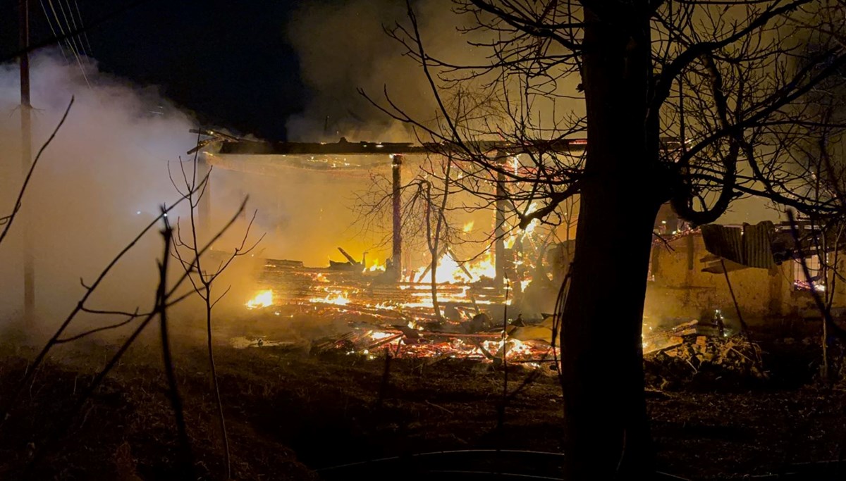 Kastamonu'da çıkan yangında ev, ahır ve traktör zarar gördü
