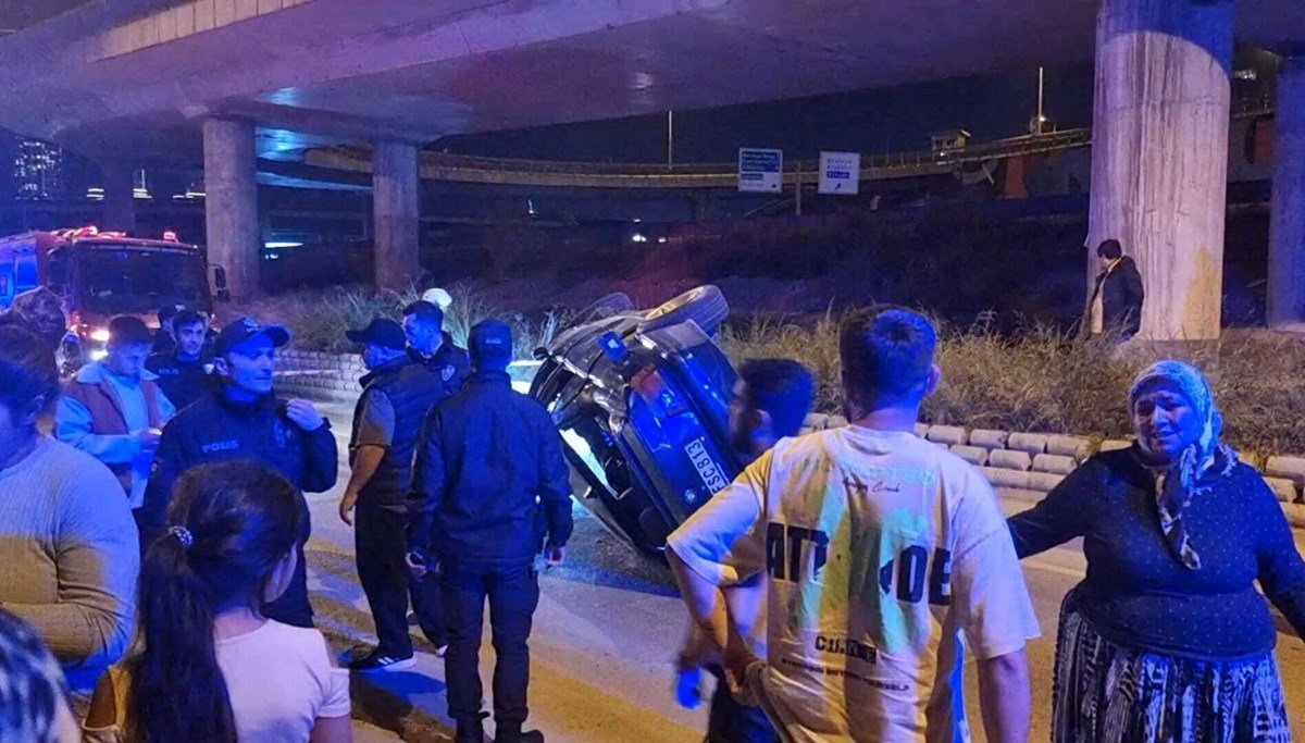 Kadıköy'de kaldırıma çarpan otomobil yan yattı: 3 yaralı