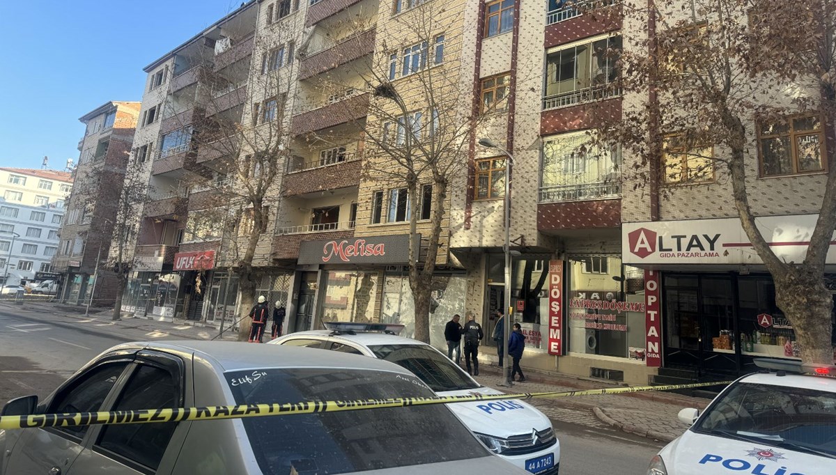 Malatya'daki deprem sonrası binada çökme tehlikesi (Cadde trafiğe kapandı)