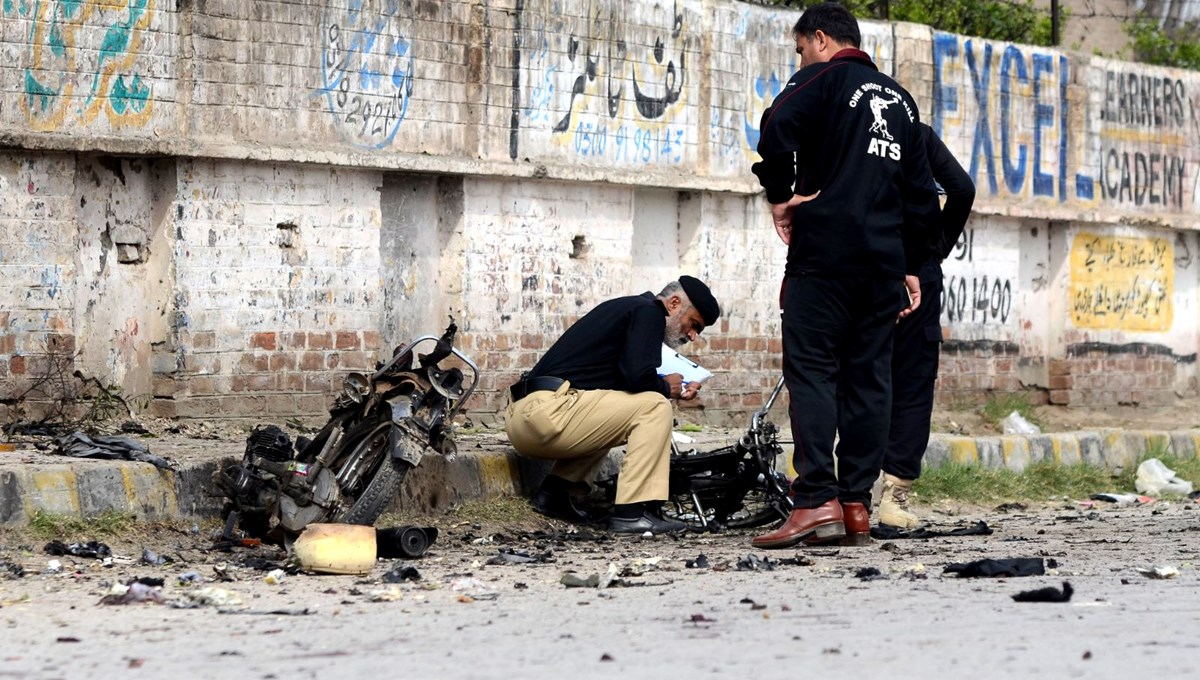 Pakistan'da karakola intihar bombalı saldırı: 7 kişi öldü