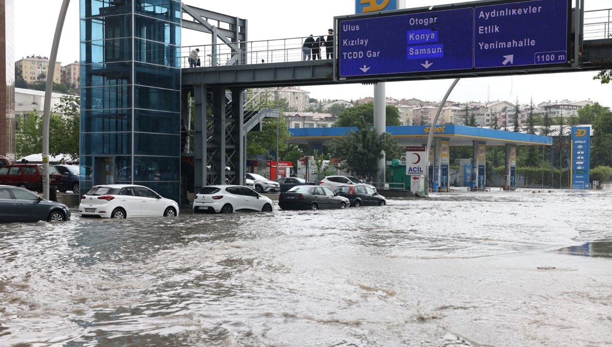 Ankara'da sağanak: Yollar göle döndü, ev ve iş yerlerini su bastı
