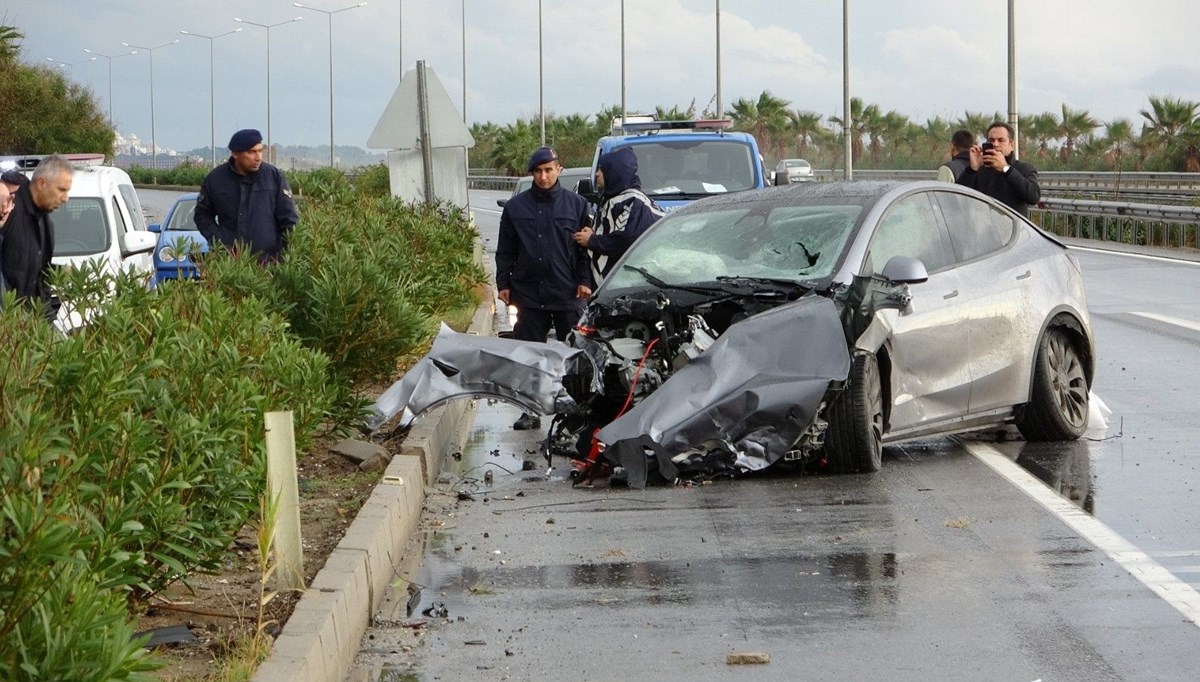 Manavgat-Alanya Karayolunda feci kaza ucuz atlatıldı: 3 yaralı