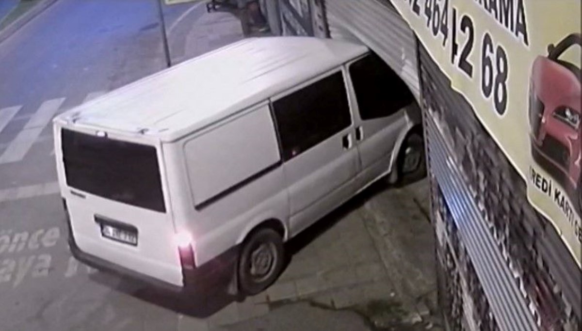 İstanbul'da film gibi soygun: Hurdacının kepengini minibüsle kırdılar