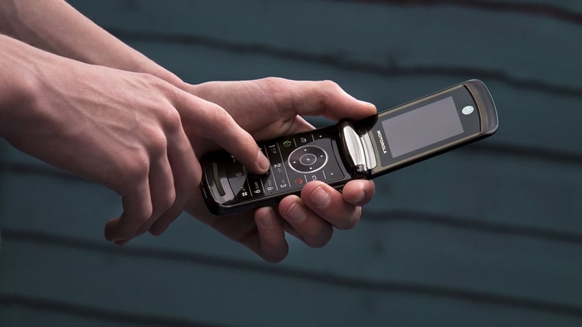 Efsane Telefon Moto Razr, Katlanabilir Ekranlı Modeliyle Geliyor