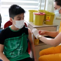 12 Yaş Üstü Çocuklara Üçüncü Doz Aşı Uygulanmaya Başlandı