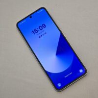 Galaxy Z Flip 7’nin geliştirilmiş menteşe ve daha az görünen kırışıklıkla piyasaya sürüleceği iddia ediliyor