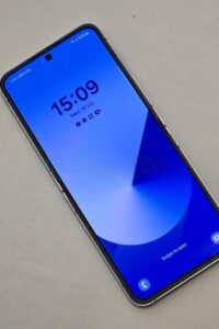Galaxy Z Flip 7’nin geliştirilmiş menteşe ve daha az görünen kırışıklıkla piyasaya sürüleceği iddia ediliyor